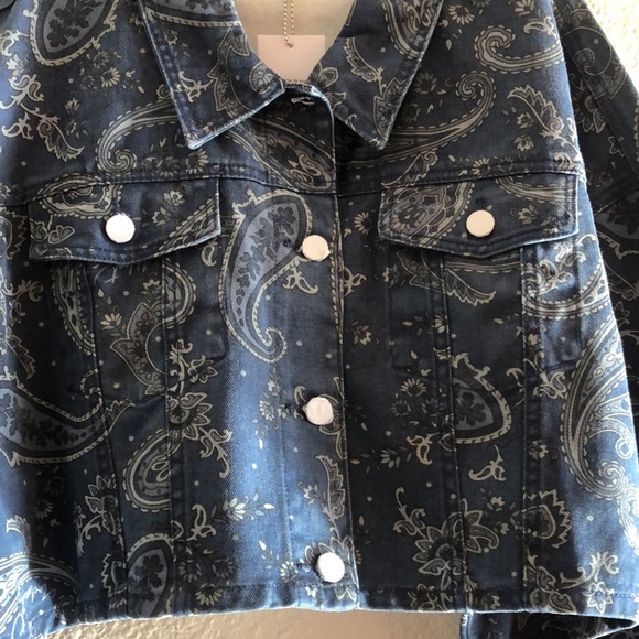 WEWOREWHAT Cropped Jean Jacket, Rigid Denim Paisley Print, Sz. M-L /NWT - Picture 8 of 17